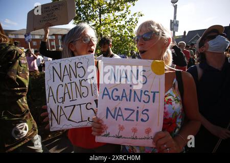 September 2024: Crawley Sussex, britische Anti-Rassisten-Camaigners-Kundgebung zur Unterstützung von Asylsuchenden, während Rassisten das Hotel bedrohen. Ein antirassistischer Gegenprotest wird vor einem Holiday Inn in Crawley ausgerufen. Rechtsextreme Organisatoren anderer Proteste im Vereinigten Königreich, die Unruhen und Versuche beendet haben, Gebäude mit Asylbewerbern zu verbrennen, haben beschlossen, das Crawley Hotel ins Visier zu nehmen. Nach dem Erfolg der Gegenproteste einige Nächte, bevor sich antirassistische Gruppen organisiert haben, um den Angriff zu stoppen. Foto: Roland Ravenhill/Alamy Stockfoto