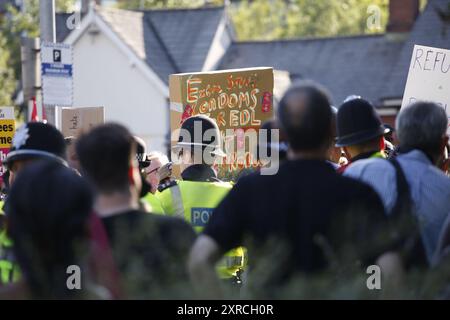 September 2024: Crawley Sussex, britische Anti-Rassisten-Camaigners-Kundgebung zur Unterstützung von Asylsuchenden, während Rassisten das Hotel bedrohen. Ein antirassistischer Gegenprotest wird vor einem Holiday Inn in Crawley ausgerufen. Rechtsextreme Organisatoren anderer Proteste im Vereinigten Königreich, die Unruhen und Versuche beendet haben, Gebäude mit Asylbewerbern zu verbrennen, haben beschlossen, das Crawley Hotel ins Visier zu nehmen. Nach dem Erfolg der Gegenproteste einige Nächte, bevor sich antirassistische Gruppen organisiert haben, um den Angriff zu stoppen. Foto: Roland Ravenhill/Alamy Stockfoto