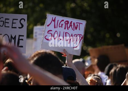 September 2024: Crawley Sussex, britische Anti-Rassisten-Camaigners-Kundgebung zur Unterstützung von Asylsuchenden, während Rassisten das Hotel bedrohen. Ein antirassistischer Gegenprotest wird vor einem Holiday Inn in Crawley ausgerufen. Rechtsextreme Organisatoren anderer Proteste im Vereinigten Königreich, die Unruhen und Versuche beendet haben, Gebäude mit Asylbewerbern zu verbrennen, haben beschlossen, das Crawley Hotel ins Visier zu nehmen. Nach dem Erfolg der Gegenproteste einige Nächte, bevor sich antirassistische Gruppen organisiert haben, um den Angriff zu stoppen. Foto: Roland Ravenhill/Alamy Stockfoto