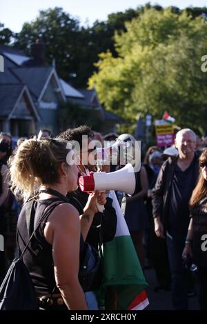 September 2024: Crawley Sussex, britische Anti-Rassisten-Camaigners-Kundgebung zur Unterstützung von Asylsuchenden, während Rassisten das Hotel bedrohen. Ein antirassistischer Gegenprotest wird vor einem Holiday Inn in Crawley ausgerufen. Rechtsextreme Organisatoren anderer Proteste im Vereinigten Königreich, die Unruhen und Versuche beendet haben, Gebäude mit Asylbewerbern zu verbrennen, haben beschlossen, das Crawley Hotel ins Visier zu nehmen. Nach dem Erfolg der Gegenproteste einige Nächte, bevor sich antirassistische Gruppen organisiert haben, um den Angriff zu stoppen. Foto: Roland Ravenhill/Alamy Stockfoto