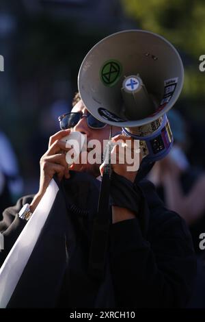 September 2024: Crawley Sussex, britische Anti-Rassisten-Camaigners-Kundgebung zur Unterstützung von Asylsuchenden, während Rassisten das Hotel bedrohen. Ein antirassistischer Gegenprotest wird vor einem Holiday Inn in Crawley ausgerufen. Rechtsextreme Organisatoren anderer Proteste im Vereinigten Königreich, die Unruhen und Versuche beendet haben, Gebäude mit Asylbewerbern zu verbrennen, haben beschlossen, das Crawley Hotel ins Visier zu nehmen. Nach dem Erfolg der Gegenproteste einige Nächte, bevor sich antirassistische Gruppen organisiert haben, um den Angriff zu stoppen. Foto: Roland Ravenhill/Alamy Stockfoto