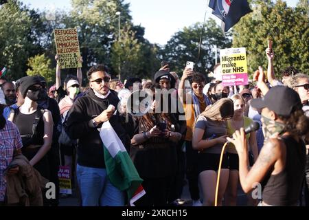 September 2024: Crawley Sussex, britische Anti-Rassisten-Camaigners-Kundgebung zur Unterstützung von Asylsuchenden, während Rassisten das Hotel bedrohen. Ein antirassistischer Gegenprotest wird vor einem Holiday Inn in Crawley ausgerufen. Rechtsextreme Organisatoren anderer Proteste im Vereinigten Königreich, die Unruhen und Versuche beendet haben, Gebäude mit Asylbewerbern zu verbrennen, haben beschlossen, das Crawley Hotel ins Visier zu nehmen. Nach dem Erfolg der Gegenproteste einige Nächte, bevor sich antirassistische Gruppen organisiert haben, um den Angriff zu stoppen. Foto: Roland Ravenhill/Alamy Stockfoto