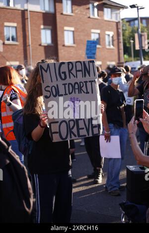 September 2024: Crawley Sussex, britische Anti-Rassisten-Camaigners-Kundgebung zur Unterstützung von Asylsuchenden, während Rassisten das Hotel bedrohen. Ein antirassistischer Gegenprotest wird vor einem Holiday Inn in Crawley ausgerufen. Rechtsextreme Organisatoren anderer Proteste im Vereinigten Königreich, die Unruhen und Versuche beendet haben, Gebäude mit Asylbewerbern zu verbrennen, haben beschlossen, das Crawley Hotel ins Visier zu nehmen. Nach dem Erfolg der Gegenproteste einige Nächte, bevor sich antirassistische Gruppen organisiert haben, um den Angriff zu stoppen. Foto: Roland Ravenhill/Alamy Stockfoto