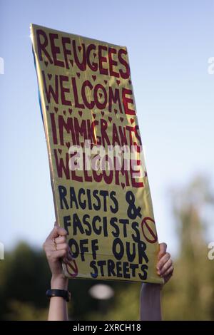 September 2024: Crawley Sussex, britische Anti-Rassisten-Camaigners-Kundgebung zur Unterstützung von Asylsuchenden, während Rassisten das Hotel bedrohen. Ein antirassistischer Gegenprotest wird vor einem Holiday Inn in Crawley ausgerufen. Rechtsextreme Organisatoren anderer Proteste im Vereinigten Königreich, die Unruhen und Versuche beendet haben, Gebäude mit Asylbewerbern zu verbrennen, haben beschlossen, das Crawley Hotel ins Visier zu nehmen. Nach dem Erfolg der Gegenproteste einige Nächte, bevor sich antirassistische Gruppen organisiert haben, um den Angriff zu stoppen. Foto: Roland Ravenhill/Alamy Stockfoto