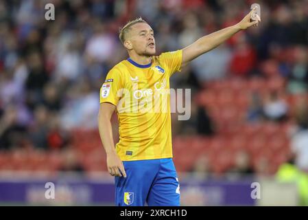 Barnsley, Großbritannien. August 2024. Louis Reed Mansfield Town gibt seinem Team Anweisungen während des Spiels Barnsley gegen Mansfield Town in Oakwell, Barnsley, Großbritannien, 9. August 2024 (Foto: Alfie Cosgrove/News Images) in Barnsley, Großbritannien am 9. August 2024. (Foto: Alfie Cosgrove/News Images/SIPA USA) Credit: SIPA USA/Alamy Live News Stockfoto