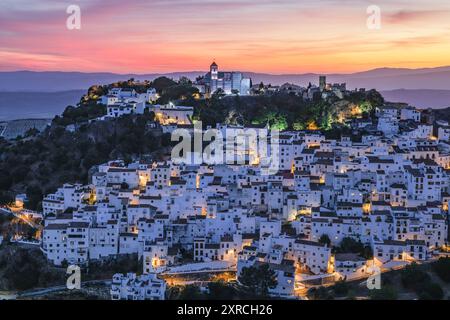 Casares, Malaga, Andalusien, Spanien. Abendblick auf das Dorf Casares in Andalusien. Stockfoto