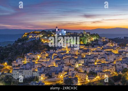 Casares, Malaga, Andalusien, Spanien. Abendblick auf das Dorf Casares in Andalusien. Stockfoto