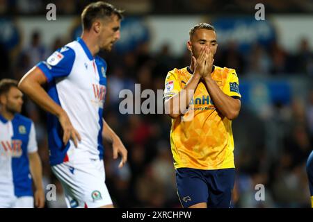 Kane Wilson (rechts) von Derby County verpasst eine Chance beim Sky Bet Championship Match in Ewood Park, Blackburn. Bilddatum: Freitag, 9. August 2024. Stockfoto