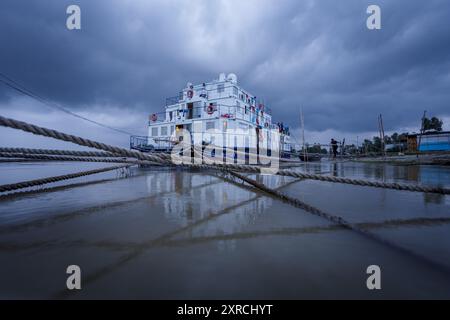 Das Emirates Friendship Hospital Ship lag am Flussufer Brahmaputra nahe Kapasia. Das Schiff bewegt sich regelmäßig in verschiedene Bereiche, in denen es gebraucht wird. Stockfoto