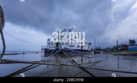 Das Emirates Friendship Hospital Ship lag am Flussufer Brahmaputra nahe Kapasia. Das Schiff bewegt sich regelmäßig in verschiedene Bereiche, in denen es gebraucht wird. Stockfoto