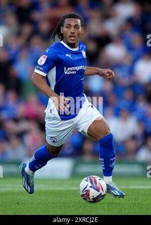 Chesterfields Lewis Gordon während des Spiels der Sky Bet League Two im SMH Group Stadium in Chesterfield. Bilddatum: Freitag, 9. August 2024. Stockfoto