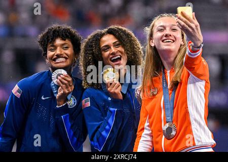 Paris, Frankreich. August 2024. PARIS, FRANKREICH - 9. AUGUST: Anna Cockrell aus den USA Gewinnerin der Silbermedaille, Sydney McLaughlin-Levrone aus den USA Gewinnerin der Goldmedaille, Femke Bol aus den Niederlanden gewann die bronsmedaille während der Medaillenzeremonie, nachdem sie am 400 9. August 2024 in Paris am 14. Tag der Leichtathletik - Olympischen Spiele 2024 im Stade de France teilgenommen hatte. (Foto von Andy Astfalck/BSR Agency) Credit: BSR Agency/Alamy Live News Stockfoto