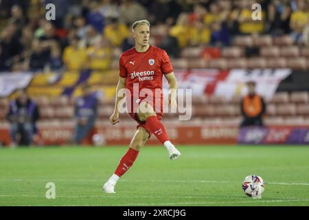 Barnsley, Großbritannien. August 2024. Marc Roberts aus Barnsley gibt den Ball während des Spiels Barnsley gegen Mansfield Town in Oakwell, Barnsley, Vereinigtes Königreich, 9. August 2024 (Foto: Alfie Cosgrove/News Images) in Barnsley, Vereinigtes Königreich am 9. August 2024. (Foto: Alfie Cosgrove/News Images/SIPA USA) Credit: SIPA USA/Alamy Live News Stockfoto