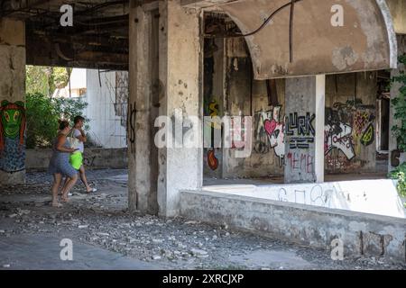 Das Foto vom 9. August 2024 zeigt verlassene Hotels in Kupari, Kroatien. Es gibt sieben Hotels in der Anlage und alle sind in Verfall. Die BBC hat eine Liste der 12 faszinierendsten verlassenen Gebäude der Welt veröffentlicht, und der Kupari Komplex in der Nähe von Dubrovnik hat sich auf der Liste wiedergefunden. Foto: Grgo Jelavic/PIXSELL Stockfoto