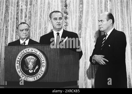 US-Präsident Lyndon B. Johnson mit FBI-Direktor J. Edgar Hoover (links) und US-Staatsanwalt Nicholas Katzenbach (rechts), als er die Festnahme von Ku Klux Klan-Mitgliedern bekannt gab, die verdächtigt werden, Bürgerrechtler in Alabama, Washington, D.C., USA, ermordet zu haben. März 1965 Stockfoto