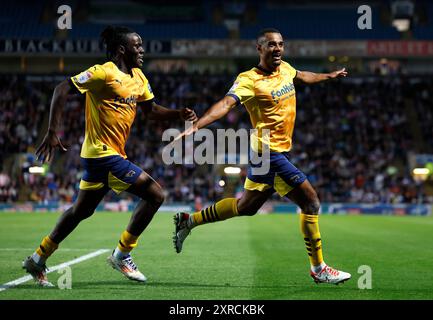 Curtis Nelson von Derby County (rechts) feiert mit Teamkollege David Ozoh das erste Tor des Spiels während des Sky Bet Championship Matches in Ewood Park, Blackburn. Bilddatum: Freitag, 9. August 2024. Stockfoto