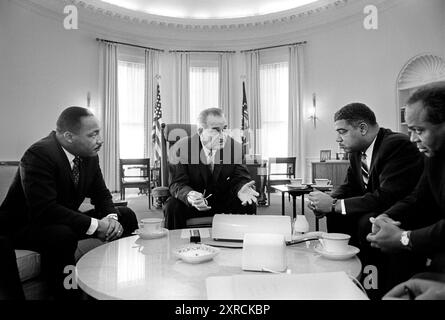 Martin Luther King Jr., US-Präsident Lyndon Johnson, Whitney Young, James Farmer, während der Bürgerrechtsversammlung, Oval Office, Weißes Haus, Weißes Haus, Washington, D.C., USA, Yoichi Okamoto, 18. Januar 1964 Stockfoto