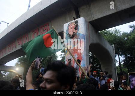 Dhaka, Bangladesch. August 2024. Große Menschenmengen von Demonstranten auf der Straße in Jubelszenen, als die Nachricht vom Rücktritt des Ministerpräsidenten Scheich Hasina am 5. August 2024 in Dhaka, Bangladesch, begann, sich zu verbreiten. Fast 439 Menschen sind bei 36 Tagen Protest ums Leben gekommen, den die Behörden zu zerschlagen versuchten. (Foto: Tahsin Ahmed/Pacific Press/SIPA USA) Credit: SIPA USA/Alamy Live News Stockfoto