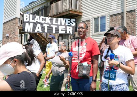 Ferguson, Usa. August 2024. Die Teilnehmer treffen sich am Canfield Drive, der Straße, in der Michael Brown Jr. erschossen und getötet wurde, während des zehnjährigen Todestages von Browns in Ferguson, Missouri am Freitag, den 9. August 2024. Der Tod von Brown Jr. durch einen Polizisten aus Ferguson führte zu fast zwei Wochen nächtlicher Proteste und Schlachten mit der Polizei in der Gemeinde St. Louis. Foto: Bill Greenblatt/UPI Credit: UPI/Alamy Live News Stockfoto