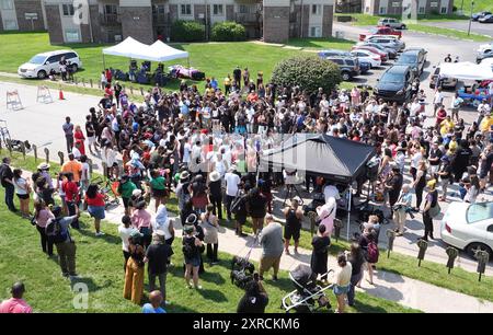 Ferguson, Usa. August 2024. An der Stelle, an der Michael Brown, Jr., während des zehnjährigen Todestages seines Todes in Ferguson, Missouri am Freitag, den 9. August 2024 erschossen wurde, versammeln sich Menschenmassen. Der Erschießungsmord von Brown, Jr. durch einen Polizisten aus Ferguson, führte zu fast zwei Wochen nächtlicher Proteste und Schlachten mit der Polizei in der Gemeinde St. Louis. Foto: Bill Greenblatt/UPI Credit: UPI/Alamy Live News Stockfoto