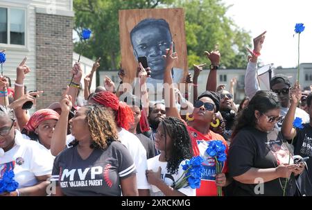 Ferguson, Usa. August 2024. Die Teilnehmer heben ihre Fäuste während einer Gedenkfeier zum zehnjährigen Todestag von Michael Brown Jr. in Ferguson, Missouri am Freitag, den 9. August 2024. Der Tod von Brown Jr. durch einen Polizisten aus Ferguson führte zu fast zwei Wochen nächtlicher Proteste und Schlachten mit der Polizei in der Gemeinde St. Louis. Foto: Bill Greenblatt/UPI Credit: UPI/Alamy Live News Stockfoto