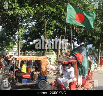 Dhaka, Bangladesch. August 2024. Große Menschenmengen von Demonstranten auf der Straße in Jubelszenen, als die Nachricht vom Rücktritt des Ministerpräsidenten Scheich Hasina am 5. August 2024 in Dhaka, Bangladesch, begann, sich zu verbreiten. Fast 439 Menschen sind bei 36 Tagen Protest ums Leben gekommen, den die Behörden zu zerschlagen versuchten. (Foto: Tahsin Ahmed/Pacific Press/SIPA USA) Credit: SIPA USA/Alamy Live News Stockfoto