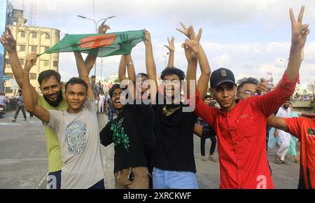 Dhaka, Bangladesch. August 2024. Große Menschenmengen von Demonstranten auf der Straße in Jubelszenen, als die Nachricht vom Rücktritt des Ministerpräsidenten Scheich Hasina am 5. August 2024 in Dhaka, Bangladesch, begann, sich zu verbreiten. Fast 439 Menschen sind bei 36 Tagen Protest ums Leben gekommen, den die Behörden zu zerschlagen versuchten. (Foto: Tahsin Ahmed/Pacific Press/SIPA USA) Credit: SIPA USA/Alamy Live News Stockfoto