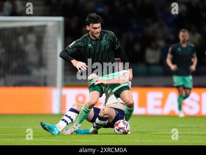 Kieffer Moore (vorne) von Sheffield United wird von Liam Lindsay (hinten) von Preston North End während des Sky Bet Championship Matches in Deepdale (Preston) angegriffen. Bilddatum: Freitag, 9. August 2024. Stockfoto