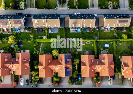 Krakau, Polen, 9. August 2024. Ein Blick aus der Vogelperspektive auf ein neu erbautes Wohngut im nördlichen Teil von Krakau. Dem Bericht des Polnischen Wirtschaftsinstituts zufolge wird sich der polnische Wohnungsmarkt jetzt stabilisieren, nachdem Polen 2024 einen der größten Erhöhungen der Immobilienpreise in der EU verzeichnete. Die Immobilienpreise dürften sich gegenüber 2023 bei etwa 10 % stabilisieren. Polen steht an der Spitze der Rangliste, da viele europäische Länder einen Preisrückgang verzeichneten. Quelle: Dominika Zarzycka/Alamy Live News. Stockfoto