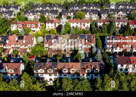 Krakau, Polen, 9. August 2024. Ein Blick aus der Vogelperspektive auf ein neu erbautes Wohngut im nördlichen Teil von Krakau. Dem Bericht des Polnischen Wirtschaftsinstituts zufolge wird sich der polnische Wohnungsmarkt jetzt stabilisieren, nachdem Polen 2024 einen der größten Erhöhungen der Immobilienpreise in der EU verzeichnete. Die Immobilienpreise dürften sich gegenüber 2023 bei etwa 10 % stabilisieren. Polen steht an der Spitze der Rangliste, da viele europäische Länder einen Preisrückgang verzeichneten. Quelle: Dominika Zarzycka/Alamy Live News. Stockfoto