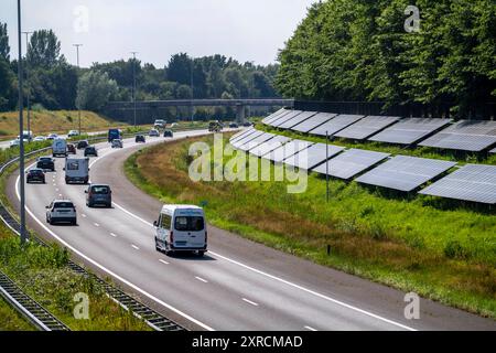 Autobahn A58, an den Hängen seitlich der Fahrbahn wurden Photovoltaik Anlagen montiert, Nutzung der Flächen entlang der Straßen als Solarpark, bei Etten-Leur, Noord-Brabant, Niederlande, PV Anlage an Autobahn *** Autobahn A58, Photovoltaikanlagen wurden an den Hängen am Straßenrand installiert, Nutzung der Gebiete entlang der Straßen als Solarpark in der Nähe von Etten Leur, Noord Brabant, Niederlande, PV-Anlage an der Autobahn Stockfoto