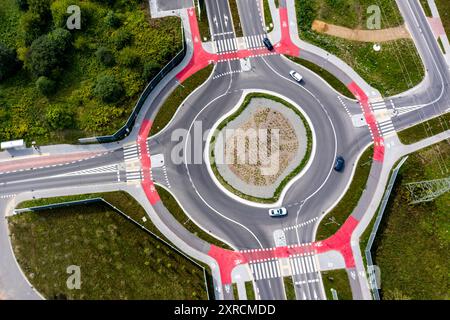 Krakau, Polen, 9. August 2024. Ein Blick aus der Vogelperspektive auf einen neu gebauten Kreisverkehr im nördlichen Teil von Krakau. Quelle: Dominika Zarzycka/Alamy Live News. Stockfoto