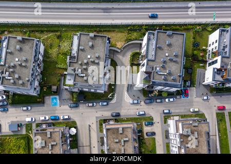 Krakau, Polen, 9. August 2024. Ein Blick aus der Vogelperspektive auf ein neu erbautes Wohngut im nördlichen Teil von Krakau. Dem Bericht des Polnischen Wirtschaftsinstituts zufolge wird sich der polnische Wohnungsmarkt jetzt stabilisieren, nachdem Polen 2024 einen der größten Erhöhungen der Immobilienpreise in der EU verzeichnete. Die Immobilienpreise dürften sich gegenüber 2023 bei etwa 10 % stabilisieren. Polen steht an der Spitze der Rangliste, da viele europäische Länder einen Preisrückgang verzeichneten. Quelle: Dominika Zarzycka/Alamy Live News. Stockfoto