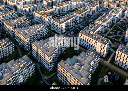 Krakau, Polen, 9. August 2024. Ein Blick aus der Vogelperspektive auf ein neu erbautes Wohngut im nördlichen Teil von Krakau. Dem Bericht des Polnischen Wirtschaftsinstituts zufolge wird sich der polnische Wohnungsmarkt jetzt stabilisieren, nachdem Polen 2024 einen der größten Erhöhungen der Immobilienpreise in der EU verzeichnete. Die Immobilienpreise dürften sich gegenüber 2023 bei etwa 10 % stabilisieren. Polen steht an der Spitze der Rangliste, da viele europäische Länder einen Preisrückgang verzeichneten. Quelle: Dominika Zarzycka/Alamy Live News. Stockfoto