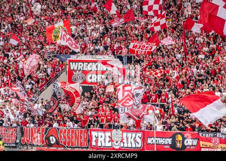 Das Fußballstadion Rot-Weiss Essen, 3. Liga, Stadion in der Hafenstraße, Tribüne der WAZ-Westkurve, Alte West, Heimstadion der RWE-Fans UL Stockfoto