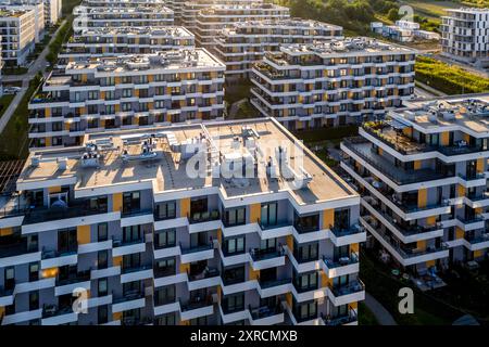 Krakau, Polen, 9. August 2024. Ein Blick aus der Vogelperspektive auf ein neu erbautes Wohngut im nördlichen Teil von Krakau. Dem Bericht des Polnischen Wirtschaftsinstituts zufolge wird sich der polnische Wohnungsmarkt jetzt stabilisieren, nachdem Polen 2024 einen der größten Erhöhungen der Immobilienpreise in der EU verzeichnete. Die Immobilienpreise dürften sich gegenüber 2023 bei etwa 10 % stabilisieren. Polen steht an der Spitze der Rangliste, da viele europäische Länder einen Preisrückgang verzeichneten. Quelle: Dominika Zarzycka/Alamy Live News. Stockfoto