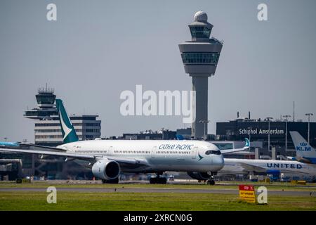 Cathay Pacific Flugzeug am Flughafen Amsterdam Schiphol, auf dem Rollweg für den Start auf der Aalsmeerbaan, 18L/36R, Flugsicherungsturm, Terminal, Stockfoto