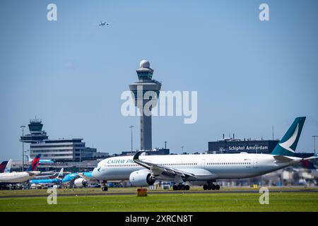 Flugzeug am Flughafen Amsterdam Schiphol, Start auf der Aalsmeerbaan, 18L/36R, Cathay Pacific Airbus A350-1041, Flugsicherungsturm, Terminal, Stockfoto