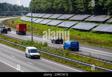 Autobahn A58, an den Hängen seitlich der Fahrbahn wurden Photovoltaik Anlagen montiert, Nutzung der Flächen entlang der Straßen als Solarpark, bei Etten-Leur, Noord-Brabant, Niederlande, PV Anlage an Autobahn *** Autobahn A58, Photovoltaikanlagen wurden an den Hängen am Straßenrand installiert, Nutzung der Gebiete entlang der Straßen als Solarpark in der Nähe von Etten Leur, Noord Brabant, Niederlande, PV-Anlage an der Autobahn Stockfoto