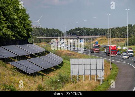 Autobahn A58, an den Hängen seitlich der Fahrbahn wurden Photovoltaik Anlagen montiert, Nutzung der Flächen entlang der Straßen als Solarpark, bei Etten-Leur, Noord-Brabant, Niederlande, PV Anlage an Autobahn *** Autobahn A58, Photovoltaikanlagen wurden an den Hängen am Straßenrand installiert, Nutzung der Gebiete entlang der Straßen als Solarpark in der Nähe von Etten Leur, Noord Brabant, Niederlande, PV-Anlage an der Autobahn Stockfoto