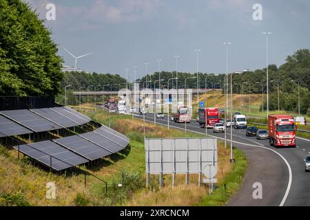 Autobahn A58, an den Hängen seitlich der Fahrbahn wurden Photovoltaik Anlagen montiert, Nutzung der Flächen entlang der Straßen als Solarpark, bei Etten-Leur, Noord-Brabant, Niederlande, PV Anlage an Autobahn *** Autobahn A58, Photovoltaikanlagen wurden an den Hängen am Straßenrand installiert, Nutzung der Gebiete entlang der Straßen als Solarpark in der Nähe von Etten Leur, Noord Brabant, Niederlande, PV-Anlage an der Autobahn Stockfoto