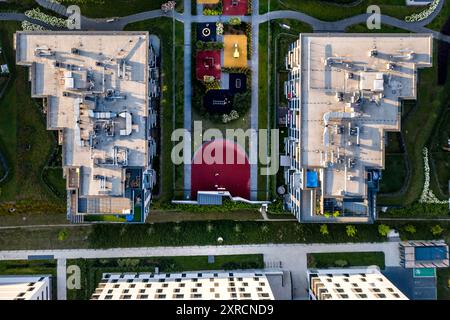 Krakau, Polen, 9. August 2024. Ein Blick aus der Vogelperspektive auf ein neu erbautes Wohngut im nördlichen Teil von Krakau. Dem Bericht des Polnischen Wirtschaftsinstituts zufolge wird sich der polnische Wohnungsmarkt jetzt stabilisieren, nachdem Polen 2024 einen der größten Erhöhungen der Immobilienpreise in der EU verzeichnete. Die Immobilienpreise dürften sich gegenüber 2023 bei etwa 10 % stabilisieren. Polen steht an der Spitze der Rangliste, da viele europäische Länder einen Preisrückgang verzeichneten. Quelle: Dominika Zarzycka/Alamy Live News. Stockfoto