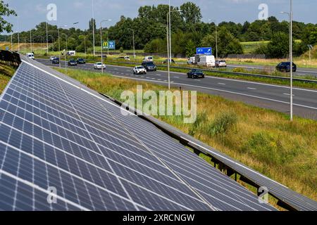 Autobahn A58, an den Hängen seitlich der Fahrbahn wurden Photovoltaik Anlagen montiert, Nutzung der Flächen entlang der Straßen als Solarpark, bei Etten-Leur, Noord-Brabant, Niederlande, PV Anlage an Autobahn *** Autobahn A58, Photovoltaikanlagen wurden an den Hängen am Straßenrand installiert, Nutzung der Gebiete entlang der Straßen als Solarpark in der Nähe von Etten Leur, Noord Brabant, Niederlande, PV-Anlage an der Autobahn Stockfoto