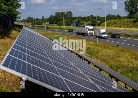 Autobahn A58, an den Hängen seitlich der Fahrbahn wurden Photovoltaik Anlagen montiert, Nutzung der Flächen entlang der Straßen als Solarpark, bei Etten-Leur, Noord-Brabant, Niederlande, PV Anlage an Autobahn *** Autobahn A58, Photovoltaikanlagen wurden an den Hängen am Straßenrand installiert, Nutzung der Gebiete entlang der Straßen als Solarpark in der Nähe von Etten Leur, Noord Brabant, Niederlande, PV-Anlage an der Autobahn Stockfoto
