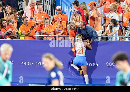 Paris, Frankreich. August 2024. PARIS, FRANKREICH - 9. AUGUST: Pien Dicke der Niederlande mit Familie während der Olympischen Spiele Paris 2024 Spiel zwischen den Niederlanden und China am 14. Tag im Stade Yves du Manoir am 9. August 2024 in Paris, Frankreich. (Foto von Andre Weening/Orange Pictures) Credit: Orange Pics BV/Alamy Live News Stockfoto