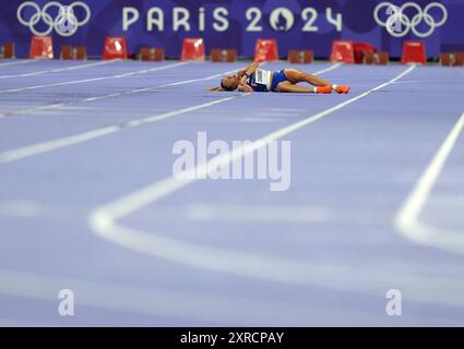 Paris, Frankreich. August 2024. Alessia Zarbo von Frankreich fällt während des 10000-m-Leichtathletikfinales der Frauen bei den Olympischen Spielen 2024 in Paris, Frankreich, 9. August 2024. Quelle: Lui Siu Wai/Xinhua/Alamy Live News Stockfoto