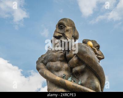 Skulptur mit H C Andersen als drei Personen Twisted To hether, Odense, Dänemark, 3. August 2024 Stockfoto