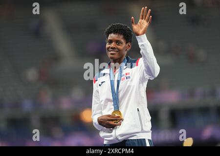 Saint Denis, Frankreich. August 2024. Olympische Spiele, Paris 2024, Leichtathletik, Stade de France, 400 m, Frauen, Finale, erster Platz Siegerin Marileidy Paulino aus der Dominikanischen Republik feiert auf dem Podium. Quelle: Michael Kappeler/dpa/Alamy Live News Stockfoto