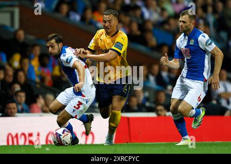 Derby County Kane Wilson (Mitte) kämpft um den Ball mit Harry Pickering (links) und Sondre Tronstad der Blackburn Rovers während des Sky Bet Championship Matches in Ewood Park, Blackburn. Bilddatum: Freitag, 9. August 2024. Stockfoto