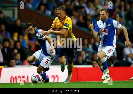 Derby County Kane Wilson (Mitte) kämpft um den Ball mit Harry Pickering (links) und Sondre Tronstad der Blackburn Rovers während des Sky Bet Championship Matches in Ewood Park, Blackburn. Bilddatum: Freitag, 9. August 2024. Stockfoto